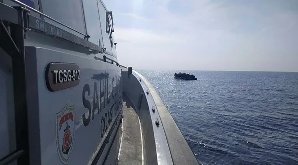 yunanistan-insanlari-yine-olume-gonderdi-turk-kara-sularina-itilen-33-duzensiz-gocmen-kurtarildi-1636701670496.jpg Yunanistan insanları yine ölüme gönderdi! Türk kara sularına itilen 33 düzensiz göçmen kurtarıldı-2