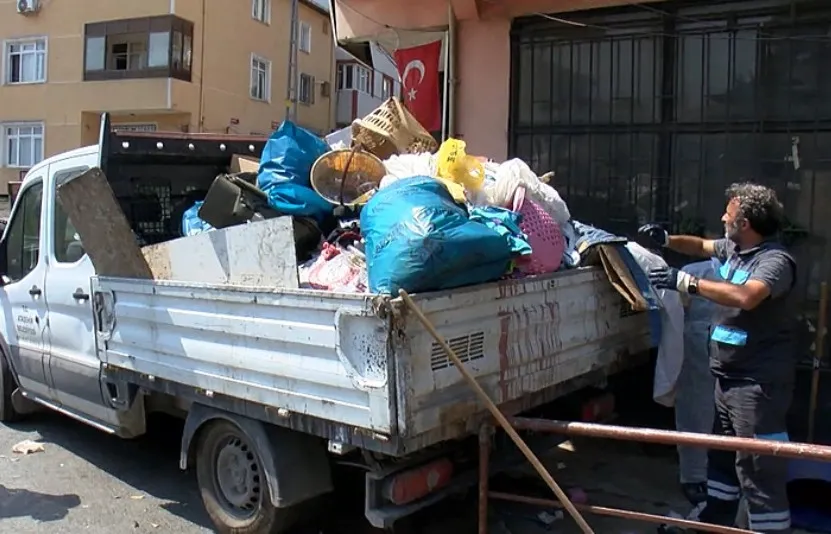 atasehirde-cop-ev-alarmi-daireden-5-kamyon-cop-cikti-1780749149259.jpeg Ataşehir’de çöp ev alarmı: Daireden 5 kamyon çöp çıktı-6