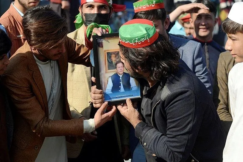 Suçlu bulunan eski başbakan İmran Han'ın Pakistan Adalet Hareketi (PTI) partisinin destekçileri, Pakistan'nın Peşaver kentinde genel seçimlerde hile yapıldığını iddia ederek sonuçların daha fazla gecikmeden açıklanmasını talep eden gösteri düzenledi. Gösteri sırasında İmran Han'ın bazı destekçileri fotoğrafını öptü. (10 Şubat 2024)