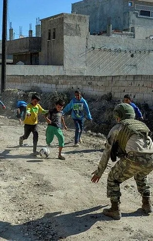 Mehmetçik, Rasulayn'daki çocuklara destek için futbol oyunlarına eşlik etti