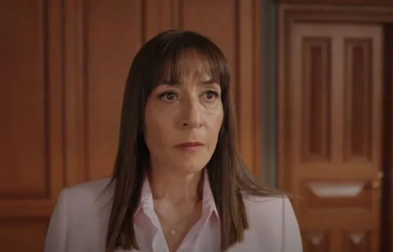 yali-capkini-canlara-tak-dedirtecek-basrol-ayriligi-diziyi-finalle-burun-buruna-getirecek-1714384047360.jpg Yalı Çapkını canlara tak dedirtecek başrol ayrılığı! Diziyi finalle yüz yüze getirecek-6