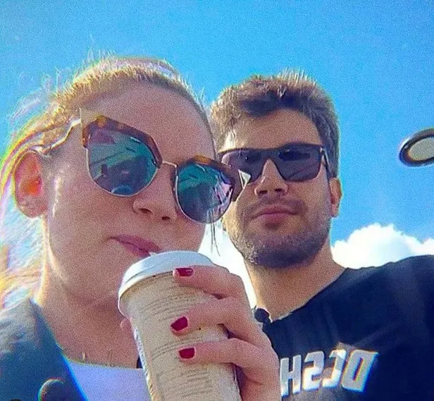 farah-zeynep-abdullah-askta-dikis-tutturamiyor-dj-artz-ile-iliskisini-sonlarindan-guzel-oyuncu-fotograflari-si-1643656040508.jpeg Farah Zeynep Abdullah aşkta dikiş tutturamıyor! DJ Artz ile ilişkisini sonlarından güzel oyuncu fotoğrafları sildi-3