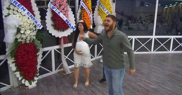 dugun-salonunda-kadrolu-oyun-gelin-ve-davetliler-ne-yapacaklarini-sasirdi-1663201956443.jpg Düğün salonunda kadrolu oyun! Gelin ve davetliler ne yapacaklarını şaşırdı-4