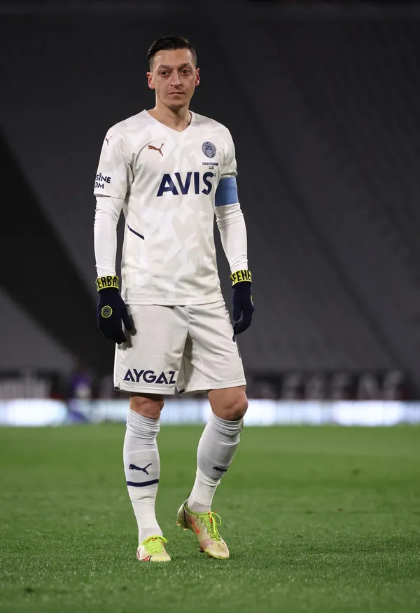 fenerbahcede-kadro-disi-birakilan-mesut-ozile-bir-sok-daha-geldi-1655213991494.jpg