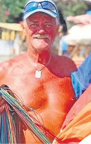 Demi Moore'u da koruyordu! Mark Roberts paraşütü açılmayıp denize çakılan kadının hayatını kurtardı