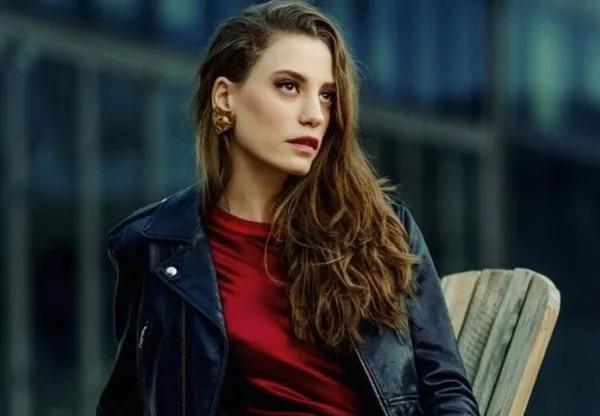 ozan-guvenin-serenay-sarikayayailgi-duydugu-iddiasi-cem-yilmazi-soka-ugratti-unlukomedyen-kopruleri-atti-1594685011717.jpeg Ozan Güven'in Serenay Sarıkaya'ya ilgi duyduğu iddiası Cem Yılmaz'ı şoka uğrattı: Ünlü komedyen köprüleri attı-4