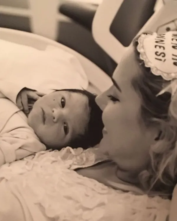 ece-erkenin-hayata-tutunma-sebebim-dedigi-ogluna-bakin-yas-gunu-pozlarina-ilk-yorum-eski-dostu-alisandan-geldi-1649363043068.jpg Ece Erken’in “Hayata tutunma sebebim” dediği oğluna bakın! Yaş günü pozlarına ilk yorum eski dostu Alişan’dan geldi-4