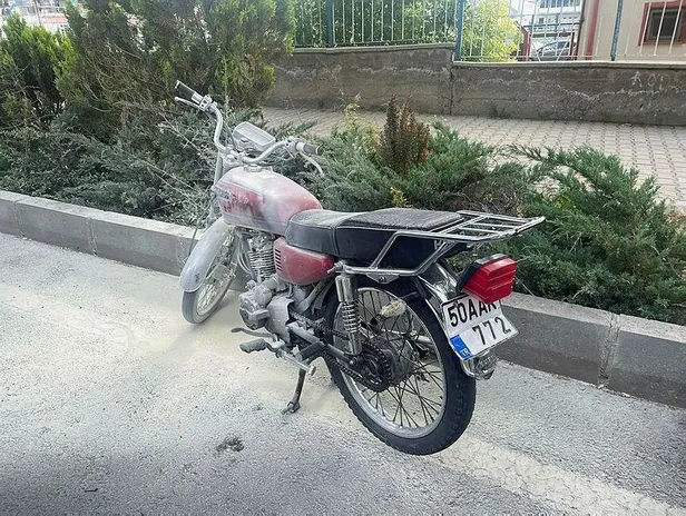Nevşehir'de ehliyetsiz sürücü polislere yakalanınca motorunu ateşe verdi-2