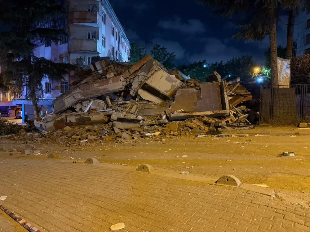 bahcelievlerde-dun-gece-tahliye-edilen-bina-bugun-coktu-1785964323168.jpeg Tahliye kararı hayat kurtardı! Bahçelievler'de 4 katlı bina çöktü: Can kaybı var mı?-3
