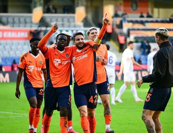 Ghezzal penaltı kaçırdı Başakşehir kazandı