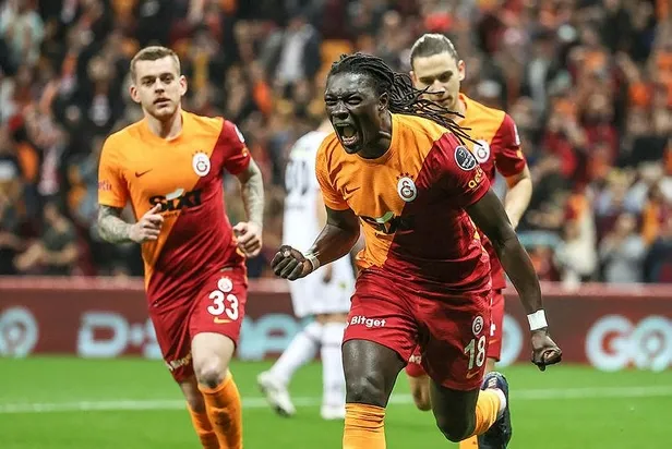 ozel-haber-galatasarayli-gomis-fenerbahce-derbisinde-bir-ilkin-pesinde-yildiz-oyuncu-gaza-basti-1649170676597.jpeg