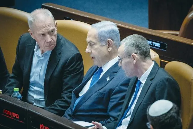 katil-netanyahunun-danismani-mark-regev-ciplak-gozaltina-alinan-filistinlilerle-adeta-dagla-gecti-burasi-ortad-1702225646712.jpeg Katil Netanyahu'nun danışmanı Mark Regev, çıplak gözaltına alınan Filistinlilerle adeta dalga geçti: Burası Ortadoğu ve hava oldukça sıcak-4