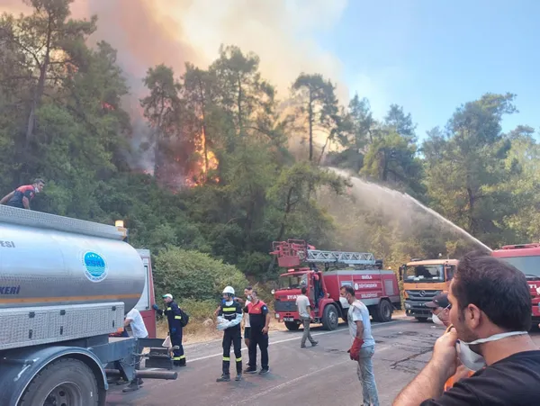 mugla-marmaristeki-yangin-ilerliyor-orhaniye-mahallesindeki-marinada-yatlar-aciga-demirledi-1627990869164.jpg Muğla Marmaris'teki yangın ilerliyor! Orhaniye Mahallesi'ndeki marinada yatlar açığa demirledi-10
