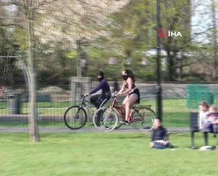 İngilizler koronaya rağmen parklara akın etti