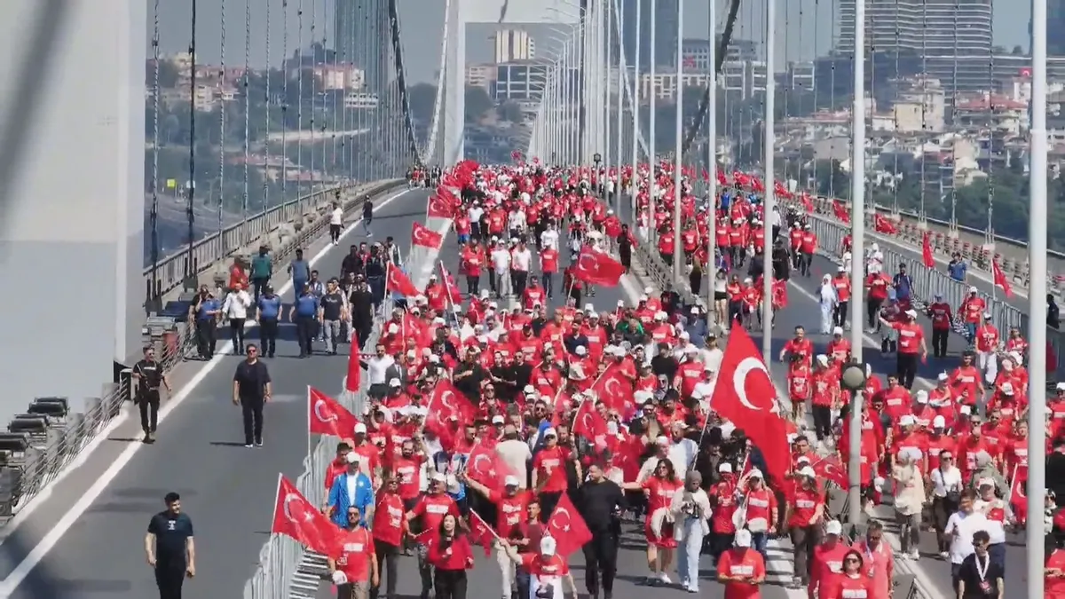 15 Temmuz Şehitler Köprüsü'nde anma yürüyüşü! Türk bayrakları dalgalandı: "O hain darbe gecesini unutmayacağız"-6