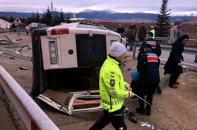 Isparta'da yolcu minibüsü devrildi: 16 yaralı