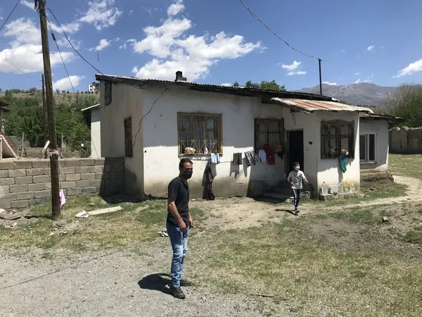erzincanda-korkunc-olay-7-aylik-hamile-kadin-karnindaki-cocugu-dusurmek-icin-catidan-atladi-1621543320766.jpg Erzincan’da korkunç olay! 7 aylık hamile olan Afganistanlı kadın karnındaki çocuğu düşürmek için çatıdan atladı-1
