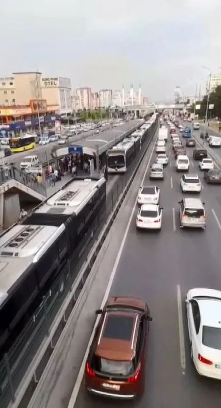 beylikduzunde-cile-yolcu-metrobusun-onunu-kesti-1654801553831.jpg Beylikdüzü'nde çile! Yolcu metrobüsün önünü kesti-4