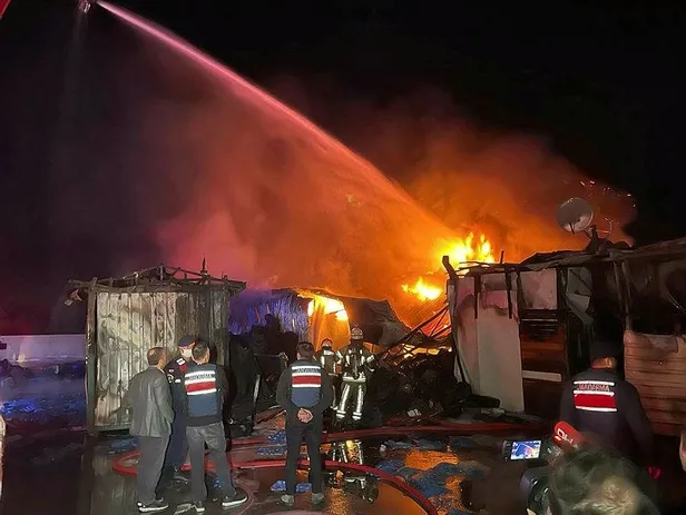 bursanin-gursu-ilcesinde-bir-soguk-hava-deposunda-cikan-yangin-sonucu-4-isci-ve-1-itfaiye-eri-hastaneye-kaldir-1667269317296.jpeg Bursa'nın Gürsu ilçesinde bir soğuk hava deposunda çıkan yangın sonucu 4 işçi ve 1 itfaiye eri hastaneye kaldırıldı-6