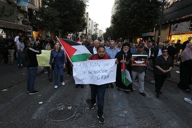 Filistinliler, Katil İsrail'e destek veren Fransa Cumhurbaşkanı Macron'un ziyaretini protesto etti-4