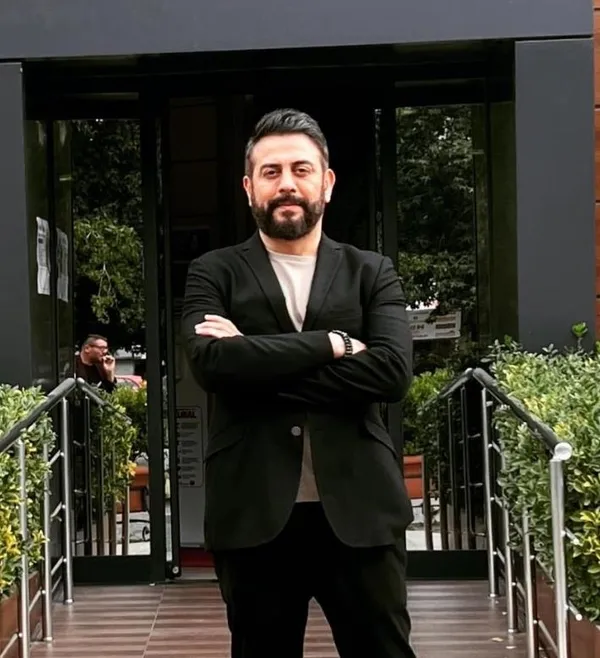 manisada-agaca-carpan-otomobilin-icinde-hayrete-dusuren-goruntu-bilekleri-ve-boynu-kesilmis-erkek-cesedi-bulun-1692306054520.jpeg Manisa'da ağaca çarpan otomobilin içinde hayrete düşüren görüntü! Bilekleri ve boynu kesilmiş erkek cesedi bulundu-5