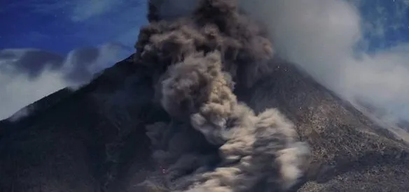 Endonezya'nın Kuzey Sumatra eyaletindeki Sinabung Yanardağı volkanik kül püskürtmeye başladı
