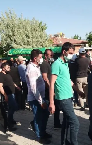 Karısının aldattığı genci öldürdü