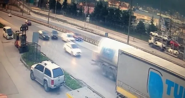 kocaeli-korfezde-makas-atmak-isteyen-otomobilin-surucusu-park-halindeki-tira-arkadan-carpti-iste-o-anlar-1648561297181.jpg Kocaeli Körfez'de makas atmak isteyen otomobilin sürücüsü park halindeki tıra arkadan çarptı! İşte o anlar-2