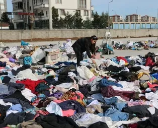 2 çocuğunu kaybeden gözü yaşlı baba çocuklarının enkazdan çıkarılan eşyalarında kalan kokularıyla teselli buldu