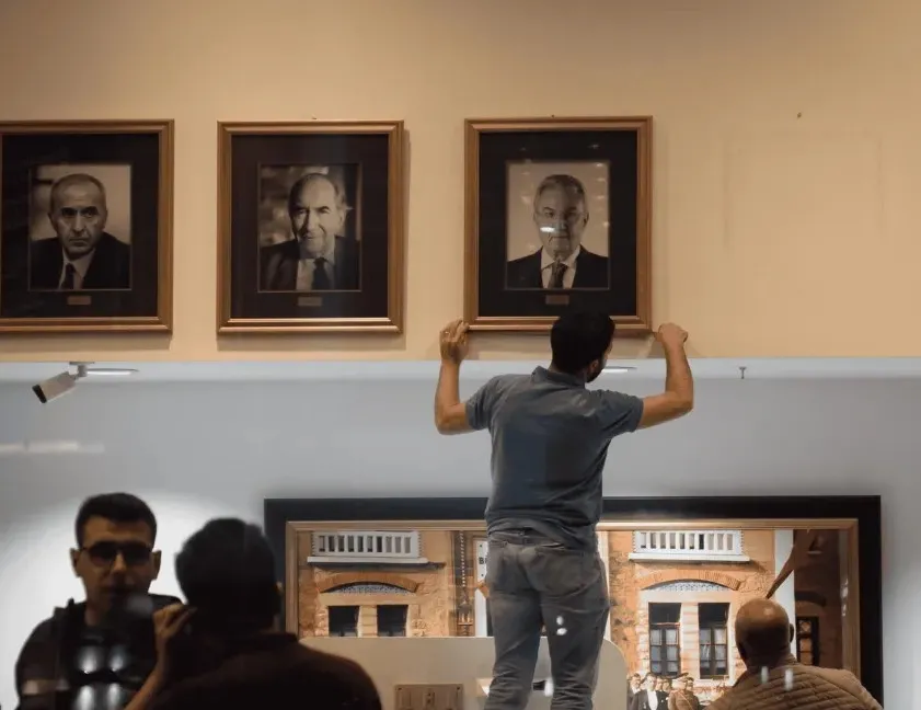 Kılıçdaroğlu’na liderlik Özel’e çizik: Parti tarihinden silindi | Fotoğrafı genel merkeze asılmayacak