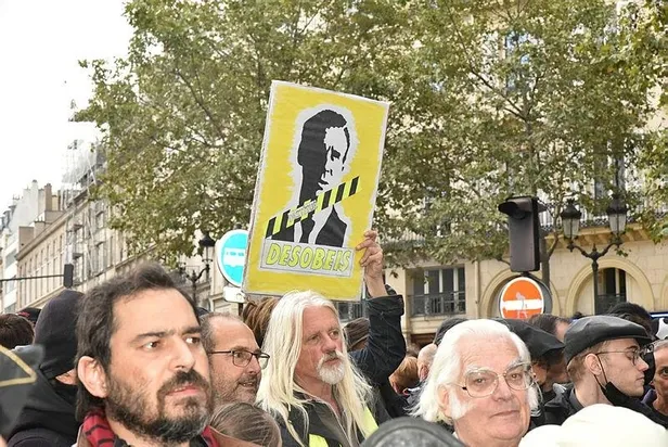 fransa-ayaklandi-200-sehirde-macron-karsiti-protesto-1633462899721.jpeg Fransa ayaklandı! 200 şehirde Macron karşıtı protesto-4