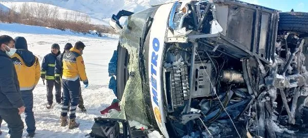 Van'da korkunç kaza: Yolcu otobüsü buzlu yolda kayarak devrildi!-4