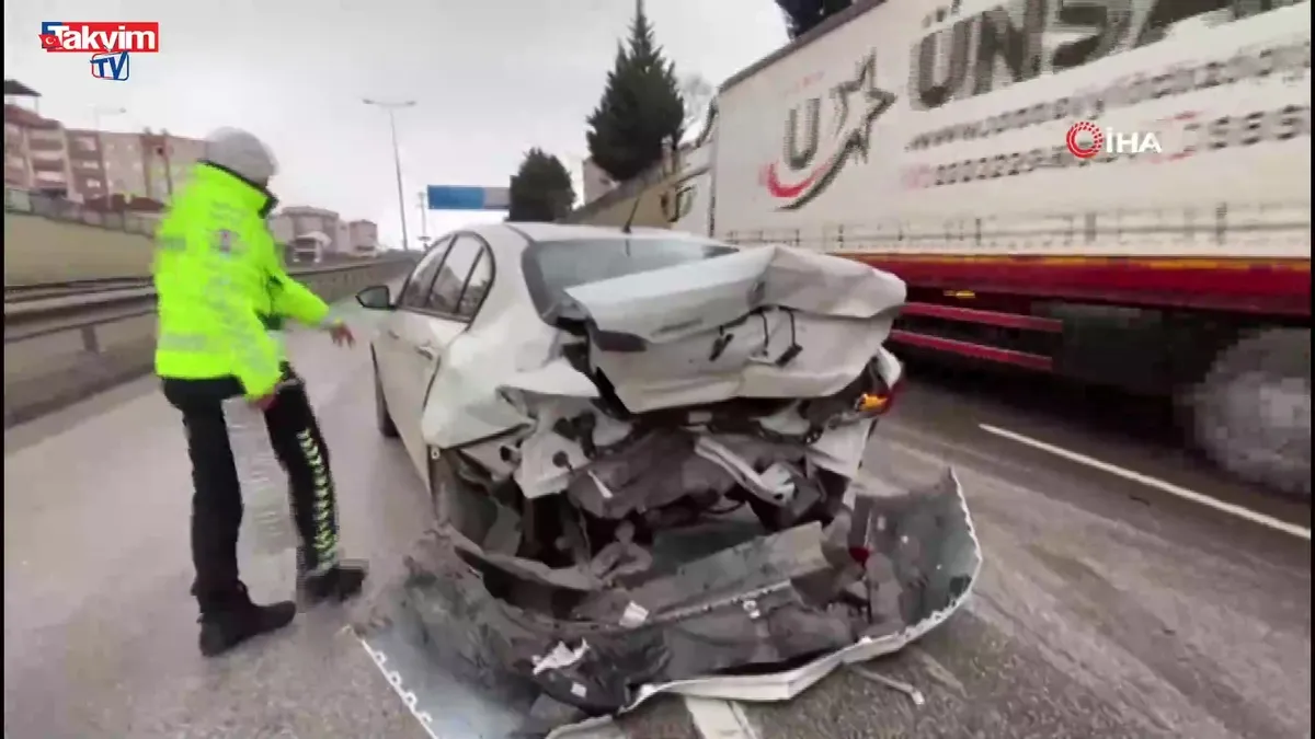 Kocaeli'de kaza: 2 otomobilin karıştığı kazada 3 kişi yaralandı