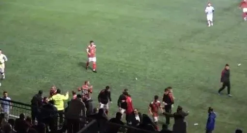 amator-lig-macinda-saha-ringe-dondu-yumruklar-havada-ucustu-1704733370572.jpeg Amatör lig maçında saha ringe döndü! Yabancı maddeler sahaya atıldı | Yabancı maddeler sahaya atıldı-3