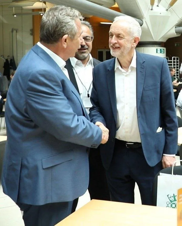 PKK bağlantısı İngiltere tarafından tescilli, Öcalan için kritik özgürlük kampanyasının etkin destekçisi ve Kürdistan hayali kuran bir Türk düşmanı Jeremy Corbyn.