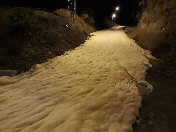 Mahallede gece yarısı kimyasal köpük paniği! Bir anda caddeyi sardı-4