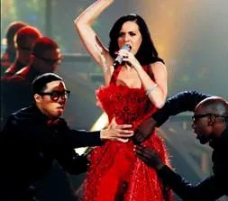 Katy sahnede soyundu