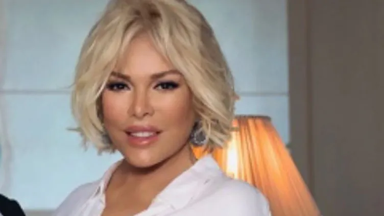 Ajda Pekkan yeniden estetik yaptırıp bir de photoshopun dozunu kaçırdı!