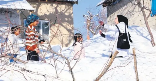 Ebe Aysel karda kışta görevde! Öğretmen Seda tatilde bile öğrencisinin peşinde