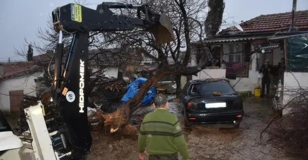 Tekirdağ Şarköy’de Fırtına, direkler ve ağaçları devirdi, çatıları uçurdu