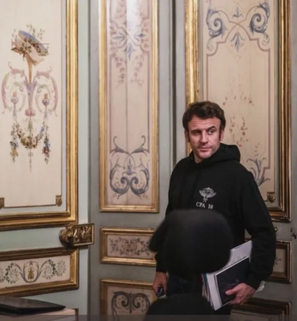 macronun-zelensky-tarzi-alay-konusu-oldu-ozenti-yorumlari-geldi-1647329661430.jpg Macron'un Zelensky tarzı alay konusu oldu! Özenti yorumları geldi-3