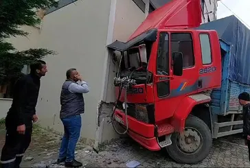 Kocaeli’de facianın eşiğinden dönüldü: Park halindeyken kamyon hareket etti!