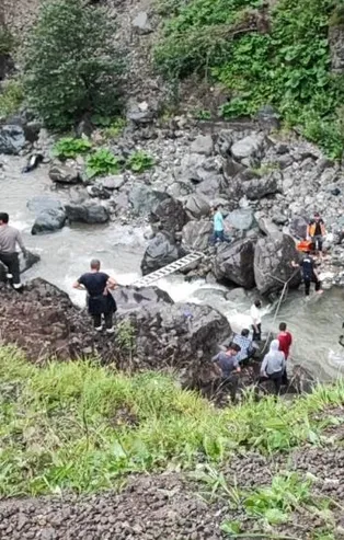 Trabzon'da kaza: Araç dereye yuvarlandı