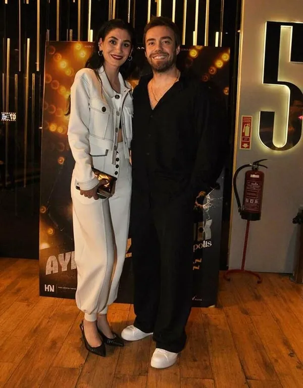 feda-zamani-1695161773916.jpeg Murat Dalkılıç Londra’da fena aşka geldi! Ünlü şarkıcı genç sevgilisinin bir dediğini iki etmiyor-2