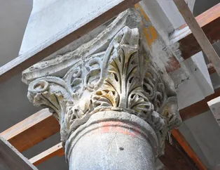 Ulu Cami'deki restorasyon çalışması sırasında kaldırılan sıvanın altından Bizans dönemine ait sütunlar ortaya çıktı