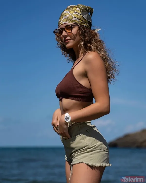 Survivor Batuhan Karacakaya ile yakalanmıştı! Aleyna Çalışkan mini şortunu çekip kendini çimlere attı! Demet Akalın tepkisiz kalmadı - 20