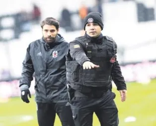 Olcay iki polisle üçlü çektirdi