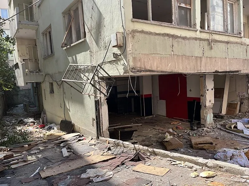 İzmir’de tüyler ürperten olay: Metruk binada 3 kafatası ve kemikler bulundu-1