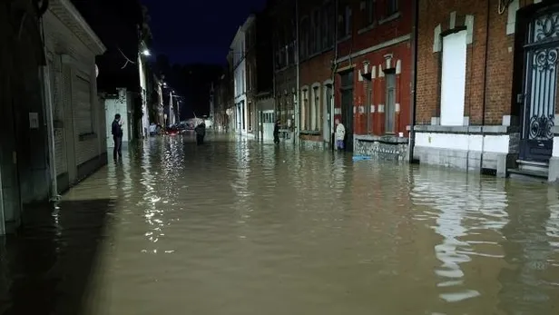 belcikada-sokaklar-gole-dondu-1627166392898.jpeg Belçika'da sokaklar sele teslim oldu-2