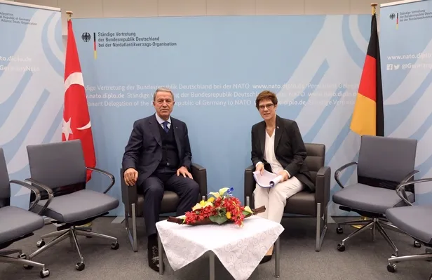 son-dakika-milli-savunma-bakani-hulusi-akar-alman-mevkidasi-annegret-kramp-karrenbauer-ile-gorustu-1599669618286.jpg Son dakika: Milli Savunma Bakanı Hulusi Akar Alman mevkidaşı Annegret Kramp-Karrenbauer ile görüştü-1
